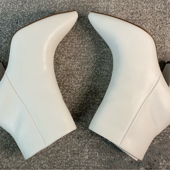 Journee Collection Tabbie Ankle Bootie in White - Size 8.5 (NWOB) - Picture 7 of 9